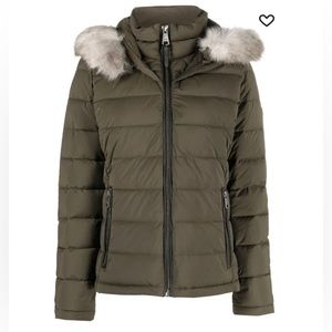 ***SOLD*** DKNY - Hooded short down puffer - New with tag!
SKU: 10849356279